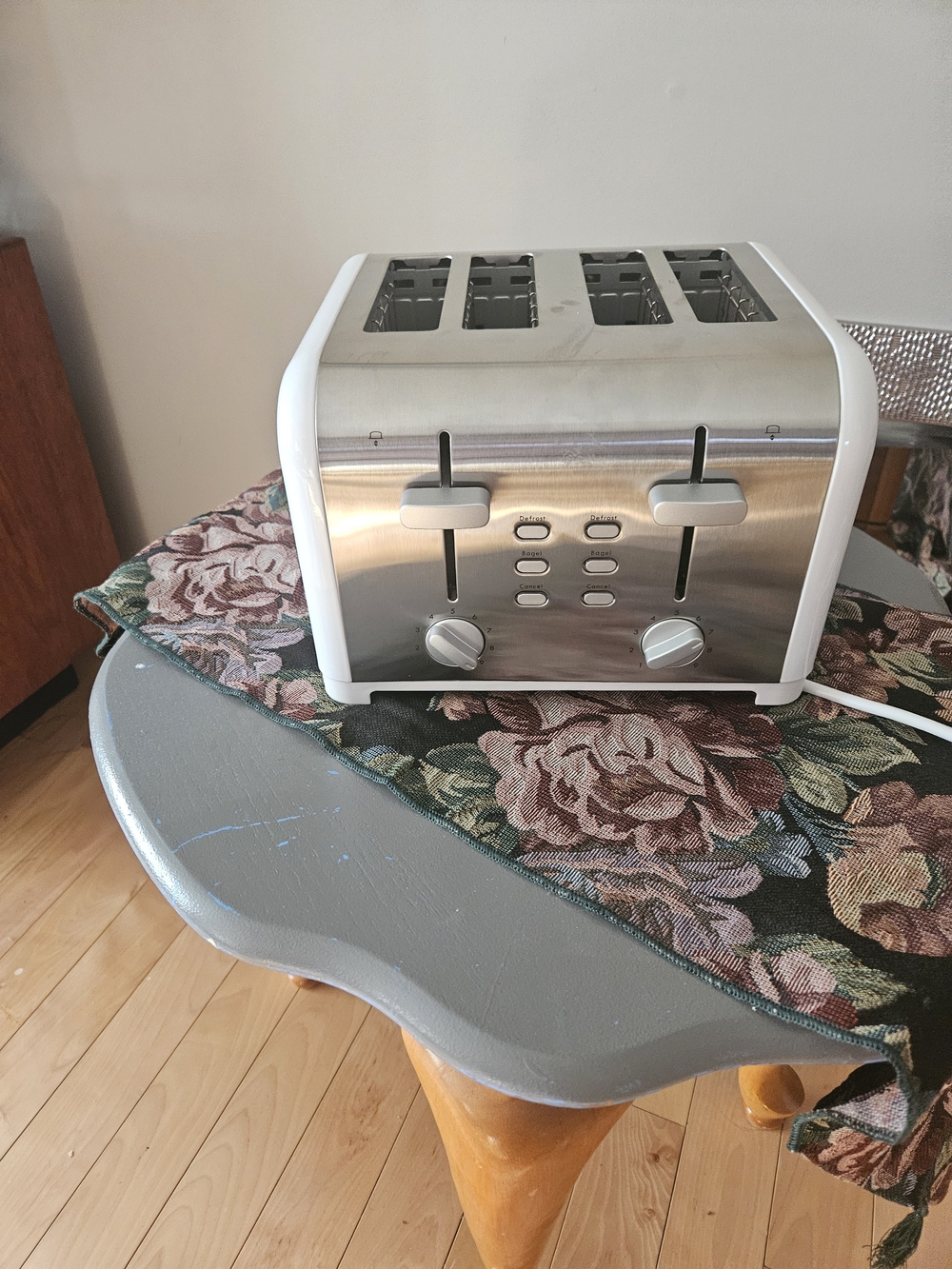 4-Slot Stainless Steel Toaster with White Accents